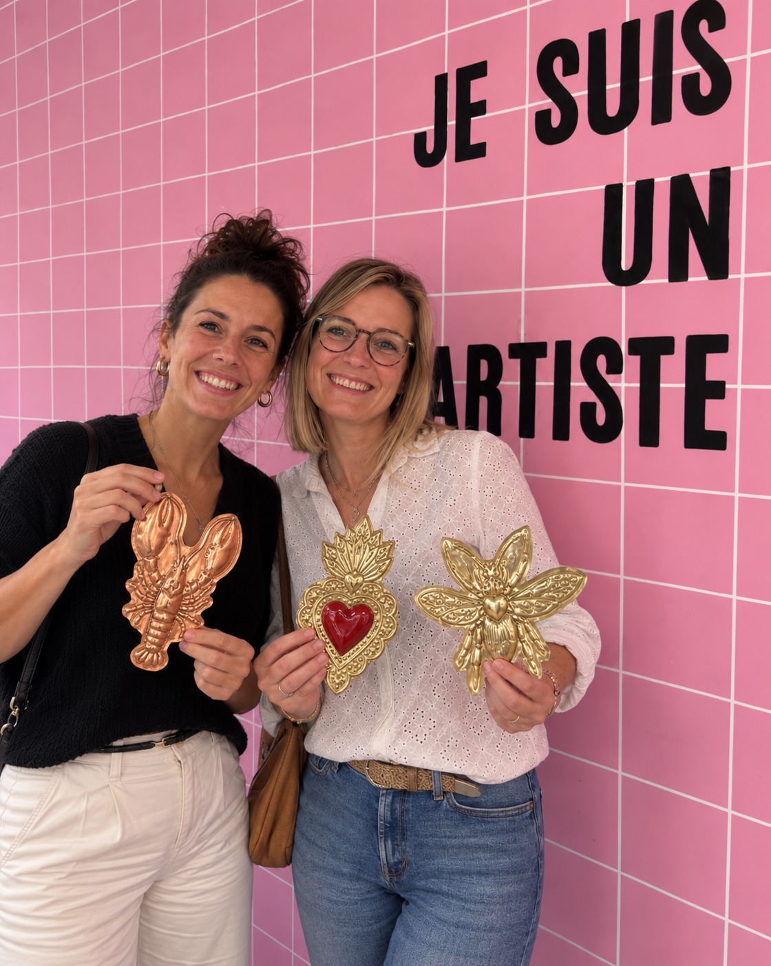 Deux participantes présentant leurs créations en métal chez Rartistes